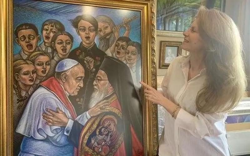 Художничката с една от своите картини