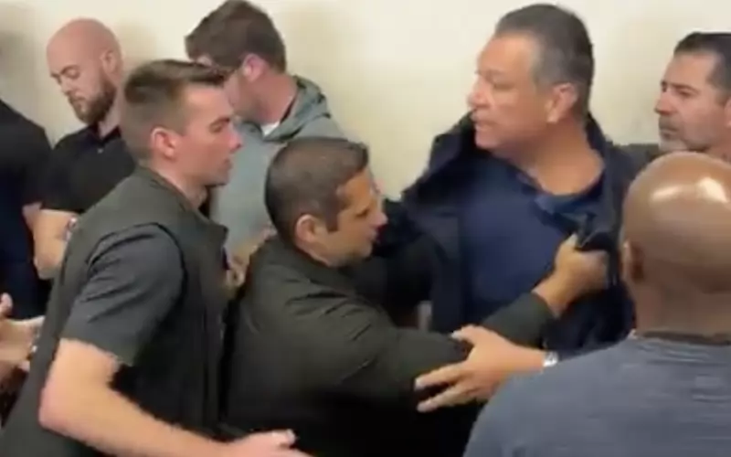 Сенатор Алекс Падила бе изхвърлен от залата за пресконференции... 