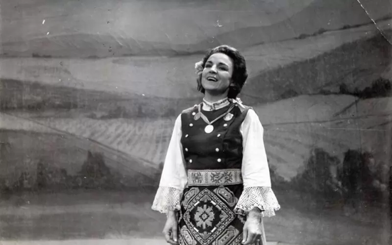 Верка Сидерова на младини.