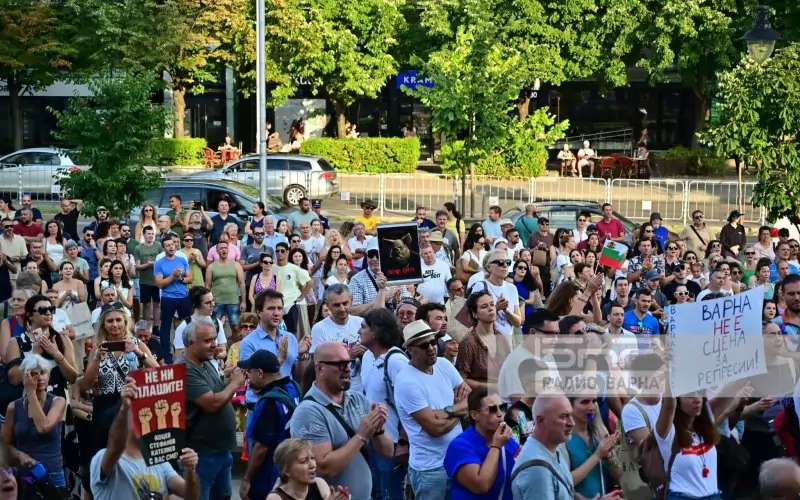 Момент от протеста във Варна тази вечер.