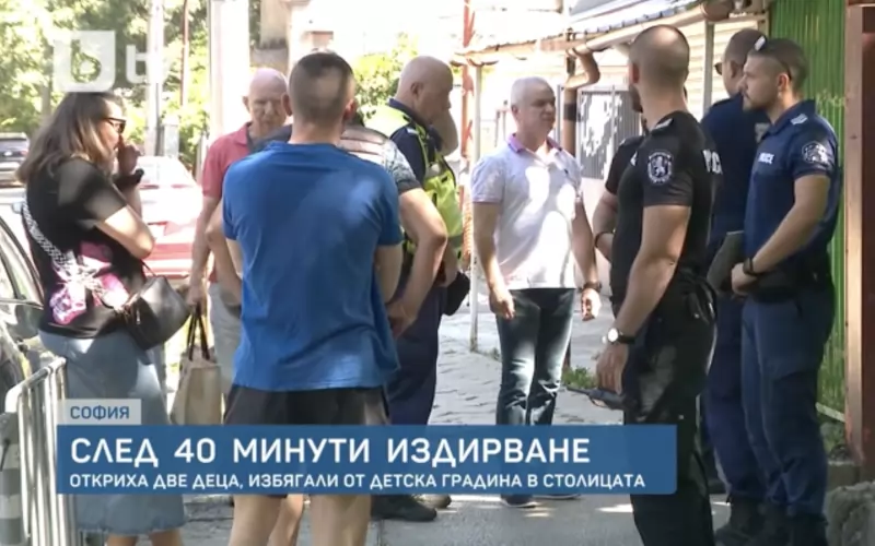 Притеснените родители на децата и полицаи пред детската градина