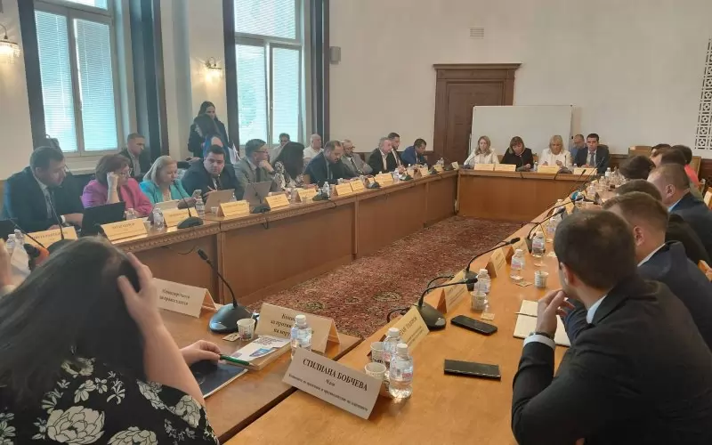 Две парламентарни комисии заседаваха заедно, за да приемат законопроекта на управляващите. Предложенията на ПП-ДБ и "Възраждане" бяха отхвърлени.