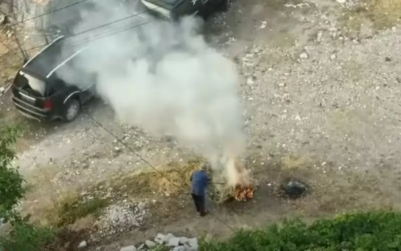 Възрастен човек пали огън в село Плоски