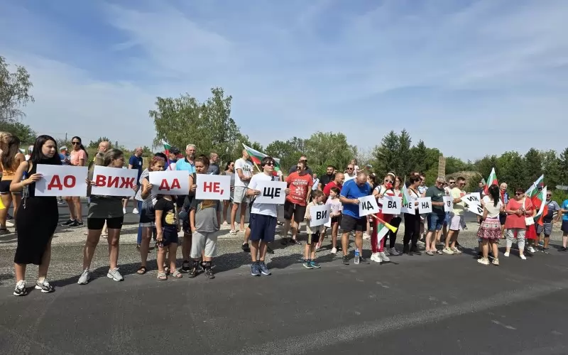 Плевенчани протестират на пътя София-Русе.