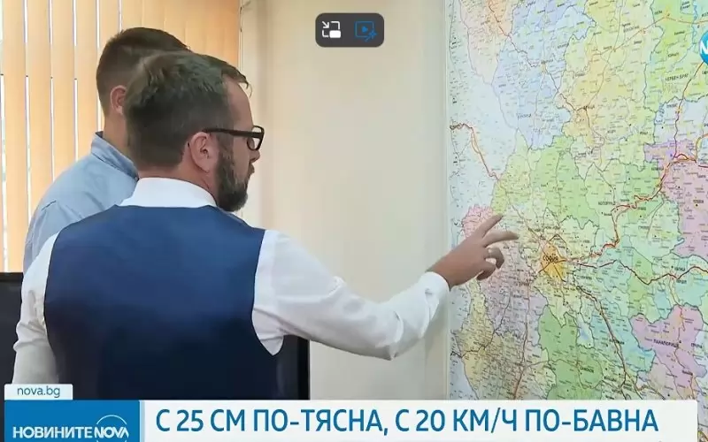 Шефът на АПИ Йордан Вълчев показва стеснените участъци магистрала "Европа", която започва от София и стига до сръбската граница. Според него догодина максималната разрешена скорост до 120 км в час може да стане "стандарт" за всички магистрали у нас. 