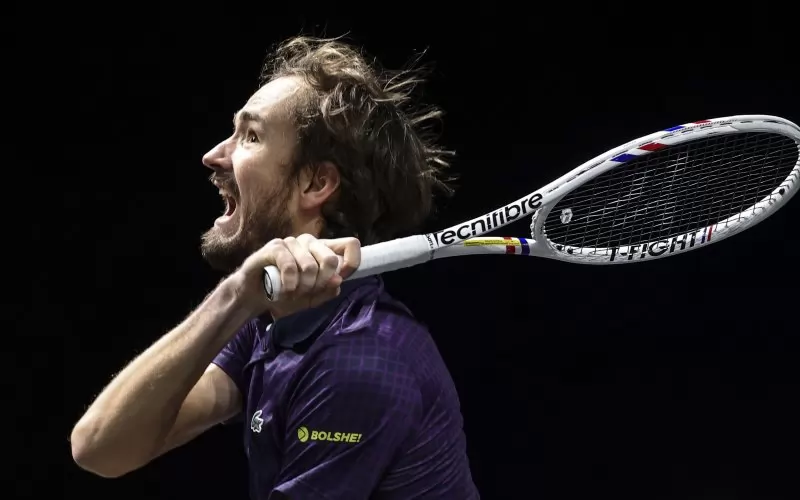 Даниил Медведев проследява полета на топката след удар от форхенд в мача срещу Жауме Мунар.