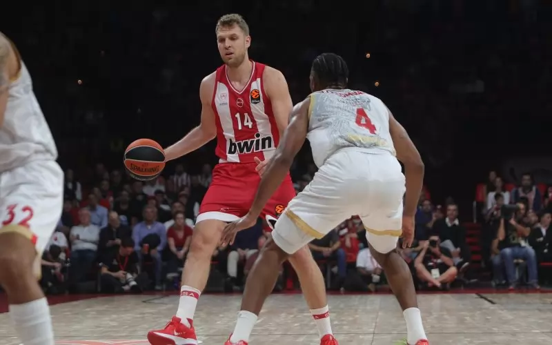 Александър Везенков (с топката) този път не успя да помогне на "Олимпиакос"да спечели домакинството срещу "Монако".