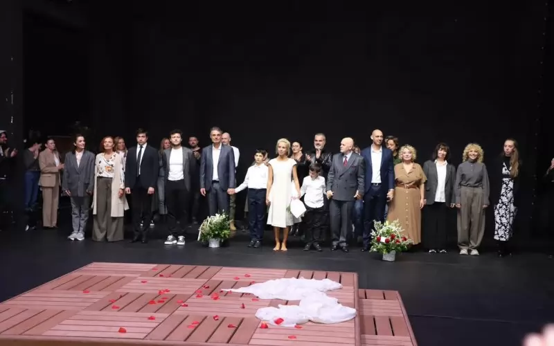 Екипът на спектакъла "Медея" с Радина Кърджилова в центъра приема аплодисментите на публиката в Скопие. 