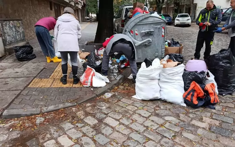 Особено критично бе положението в "Красно село". С помощта на граждани и "Софекострой" част от боклука бе разчистен. 