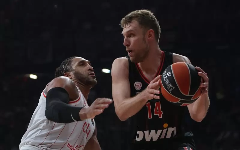 Александър Везенков пази топката от Авив Иш Уейнрайт по време на мача между "Олимпиакос" и "Апоел" в Пирея.