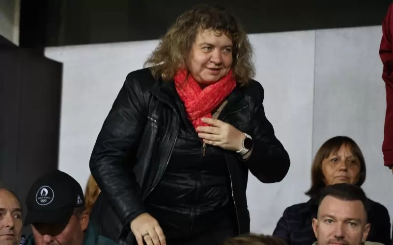 Червеното ѝ отива. Но други са модните цветове.