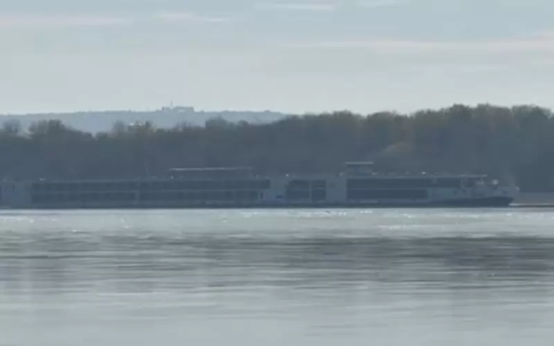 Заседналият круизен кораб край румънското село Гърла Маре.