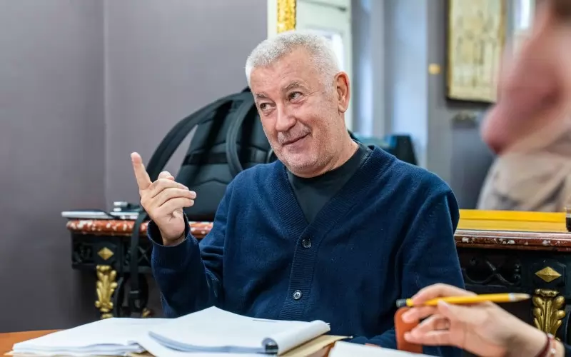 Хърватският режисьор Ивица Булян на първа репетиция със звездите на Народния театър.