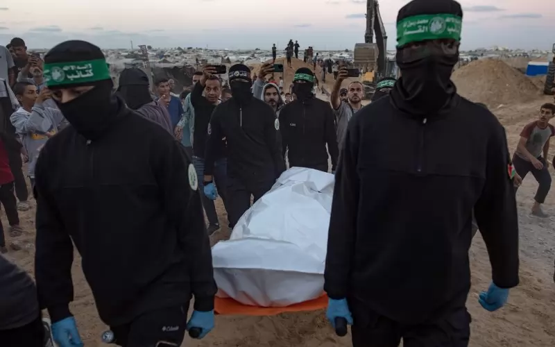 Бойци на "Хамас" носят в ивицата Газа чувал с тялото на един от израелските заложници преди предаването им на 28 октомври.