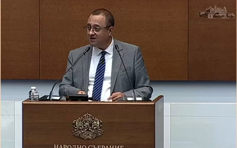 Иван Иванов, министър на регионалното развитие, изрази учудване защо от ПП-ДБ критикуват проект,  който те самите са лансирали преди. Опозицията пък се чудеше защо сегашните управляващи не са написали нов закон, а внасят проект "дежавю", предизвикал лавина от критики.  