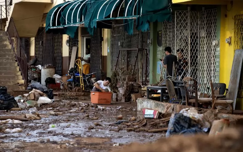 Жители на Санта Крус (Ямайка) разчистват улиците от щетите, нанесени от урагана "Мелиса".