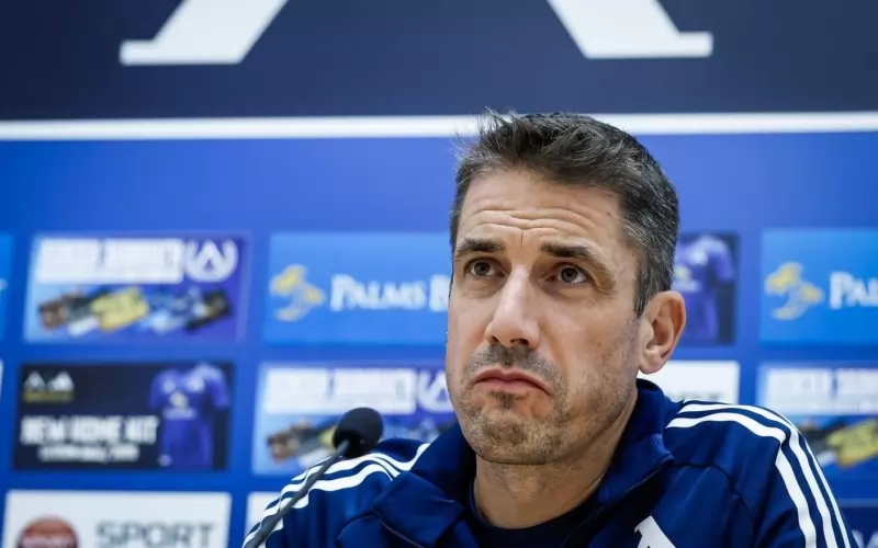 Треньорът на "Левски" Хулио Веласкес по време на пресконференцията преди неделното гостуване в Кърджали.