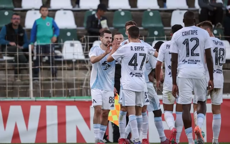 Футболистите на "Левски" поздравяват Марин Петков (вляво) за гола му срещу "Хебър", с който столичани поведоха с 2:0.