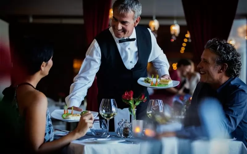 Сервитьорите няма да се справят с връщането на рестото в евро веднага след полунощ, смятат някои собственици на заведения и затова няма да работят в Новогодишната нощ.