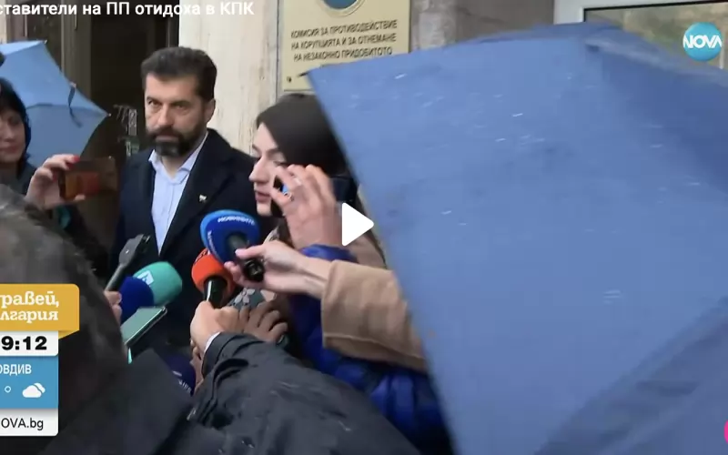 Лена Бориславова и Кирил Петков пред сградата на КПК