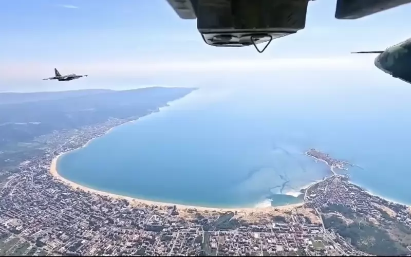 Самолети Су-25 влитат над Черно море