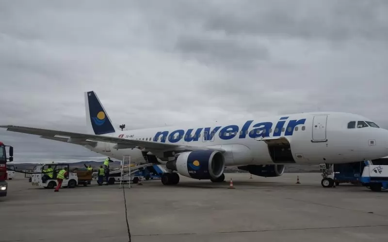 Самолет на Nouvelair на бургаското летище. Авиокомпанията осъществява чартърни полети за български туристи до Тунис.