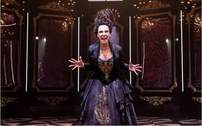 Весела Бабинова представя Екатерина Втора от чистосърдечна тийнейджърка до абсолютен самодържец в спектакъла "Велика".  