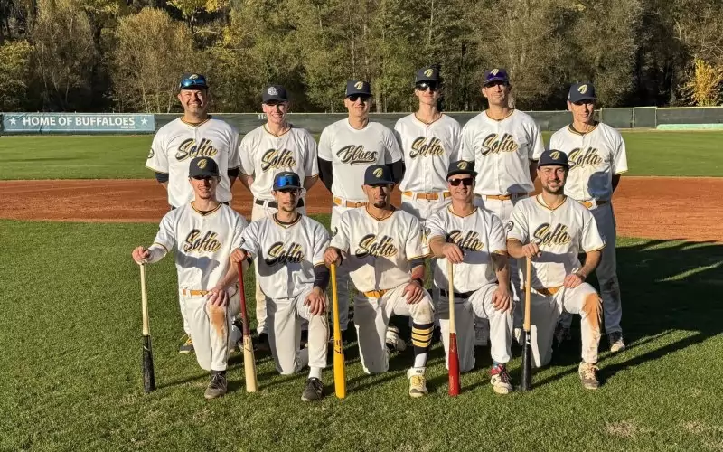 Бейзболистите на "София Блус" позират като носители на Купата на България в дома на "Бизони" след еднопосочния финал.