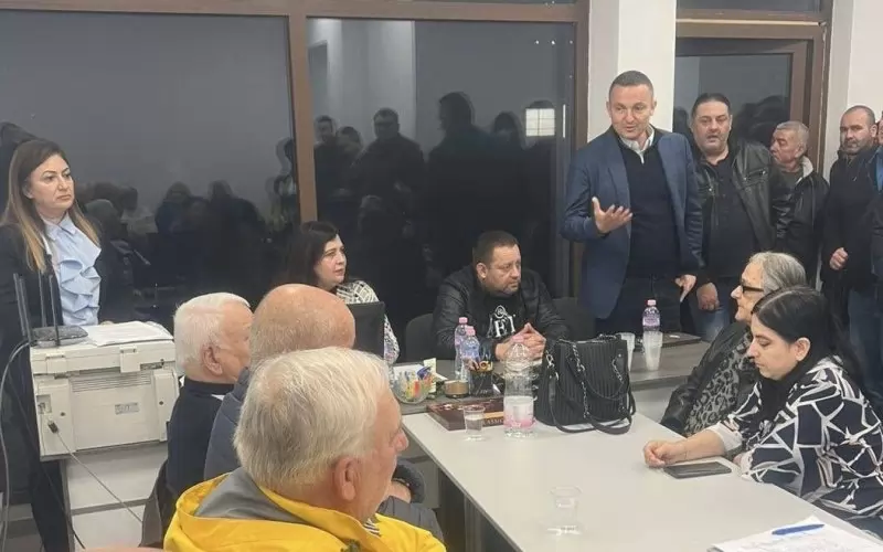 Андриана Андреева посети в понеделник сбирката на ГЕРБ в район "Аспарухово" (седнала зад лаптоп).