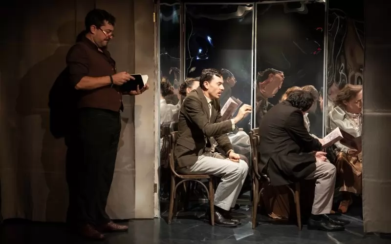 Героите на Писателя (вляво), отразени в кривите огледала на сатирата, докато гледат "Брадатата графиня" в театъра.