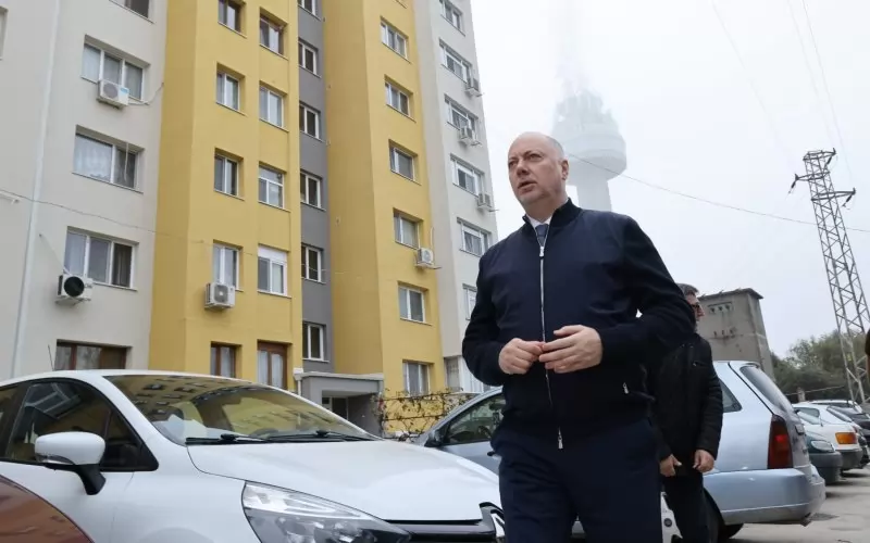 Премиерът Желязков пообиколи санирани сгради в Тутракан.