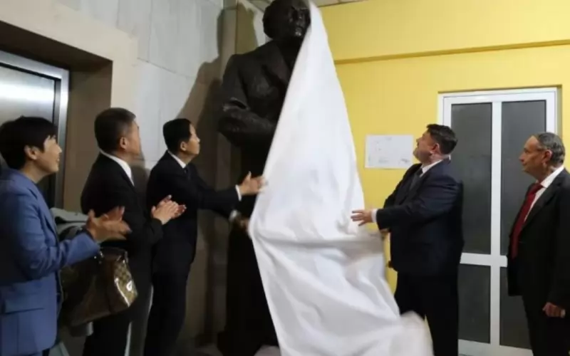 Водачът на БСП Атанас Зафиров (вдясно) открива заедно с китайския гост статуята на комунистическия вожд.