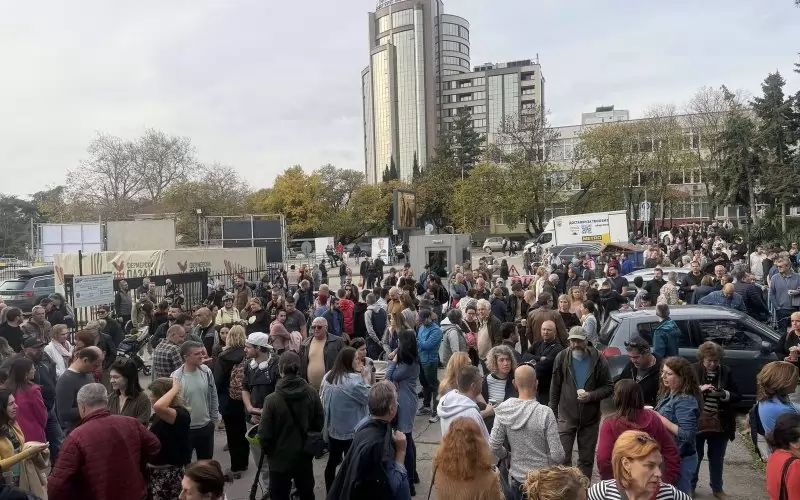 Импровизиран митинг се събра пред Двореца на културата и спорта във Варна днес.