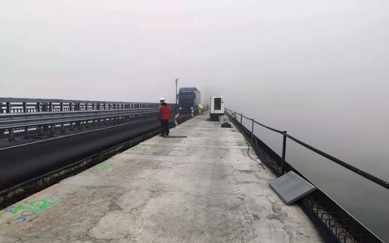 След завършването на монтажа на корнизните елементи, армировката, кофражът и болтовите дюбели в затворената 320-метрова отсечка в посока Румъния на Дунав мост при Русе, вече се работи по полагането на бетон., 