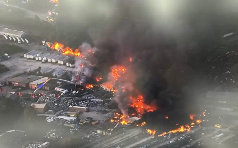 При падането си самолетът е разрушил и подпалил множество сгради край летището в Луивил