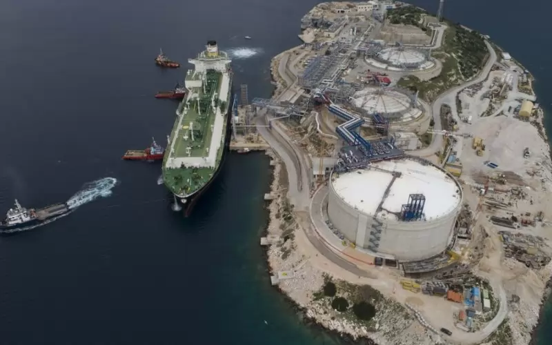 На остров Ревитуса, близо до Саламина в Сароническия залив, е началният терминал за LNG от Вертикалния газов коридор