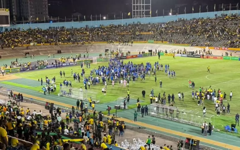 Футболисти и фенове на Кюрасао са се скупчили на терена на стадиона в Кингстън след историческото 0:0, класирало карибския остров на световното