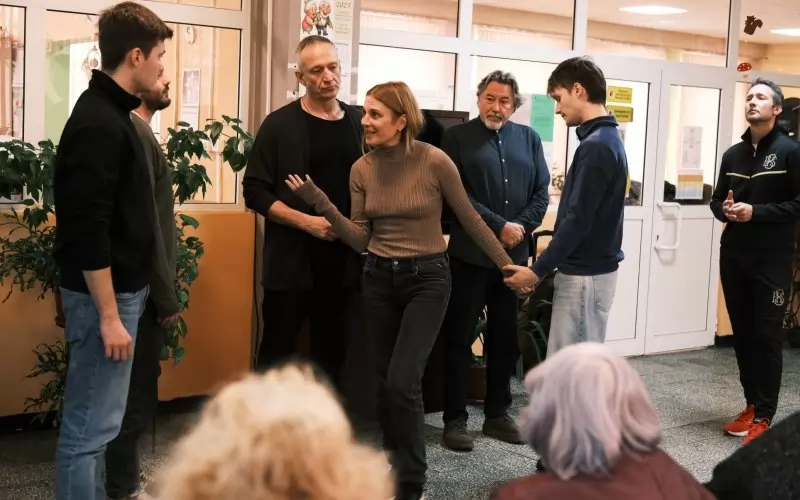 Деян Донков, Теодора Духовникова, Васелин Мезеклиев, Дарин Ангелов и останалите актьори играха в импровизираната среда на ДВХ "Надежда".