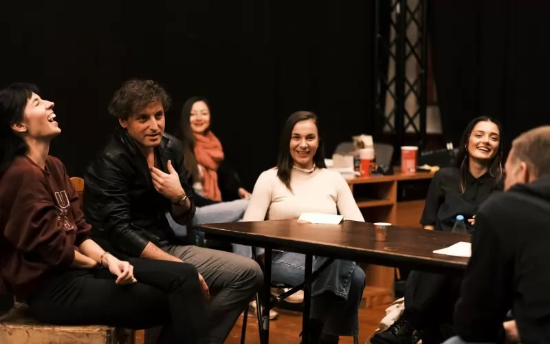 Известният словенски режисьор Йерней Лоренци (в гръб вдясно) по време на кастинга с актьорите на Народния театър.