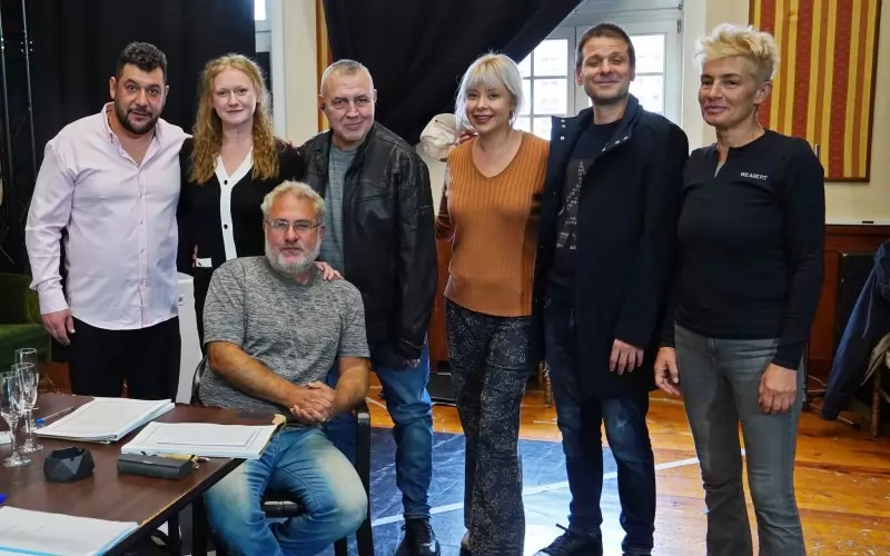 Творческият екип на спектакъла: режисьорът Боил Банов, а зад него - Евгени Будинов, Гергана Плетньова, Христо Мутафчиев, София Бобчева, Христо Терзиев и Ива Петрони.