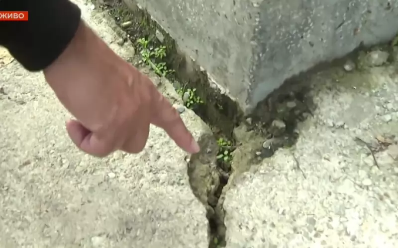 Хората от жилищен блок са забелязали пукнатини по фасадата, а стълбището се е отлепило.