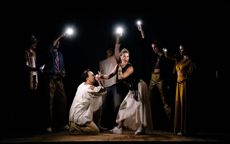 Младоженците Чичо Бо и Бела е модна: Васил Дуев-Тайг и Луизабел Николова.