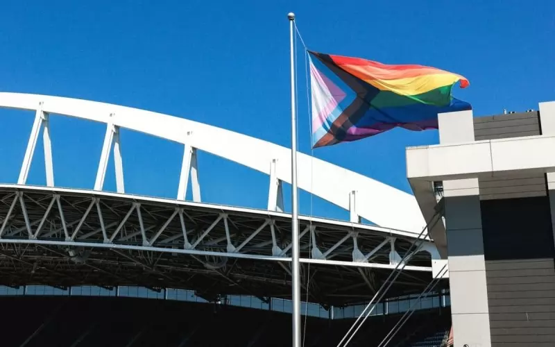 Пъстроцветното знаме на LGBTQ+ общността беше издигнато на пилон на ст. "Лумен Фийлд" в Сиатъл на специална церемония на 4 юни т. г.