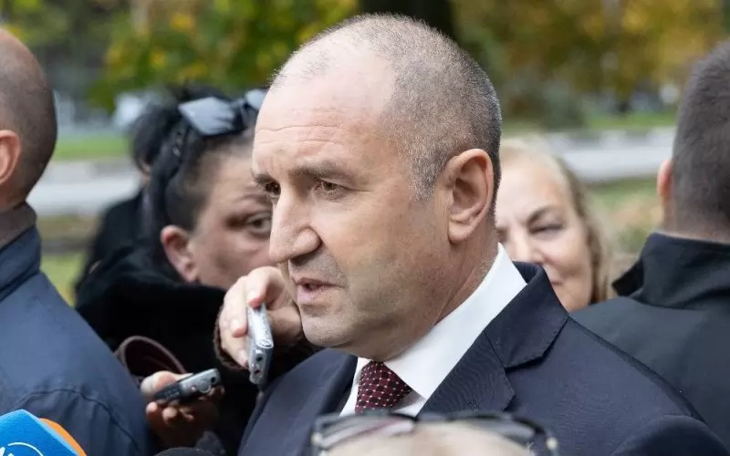 Времето пришпорва Румен Радев и изисква отговори.