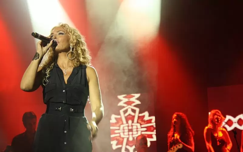 Ищар пее на арабски, иврит, френски, английски, испански, дори български...