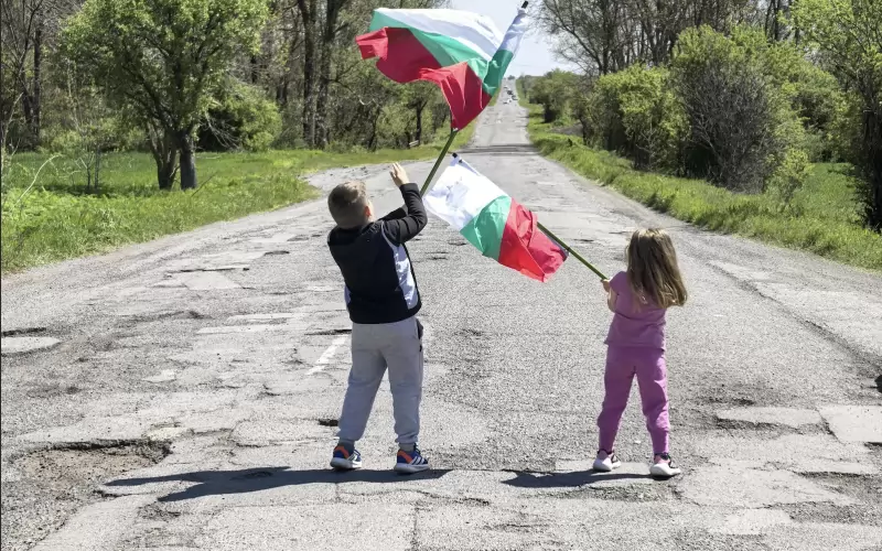 През май жители протестираха срещу ужасното състояние на пътя между селата Войника и Тамарино – една от най-лошите пътни отсечки в Ямболска област. 