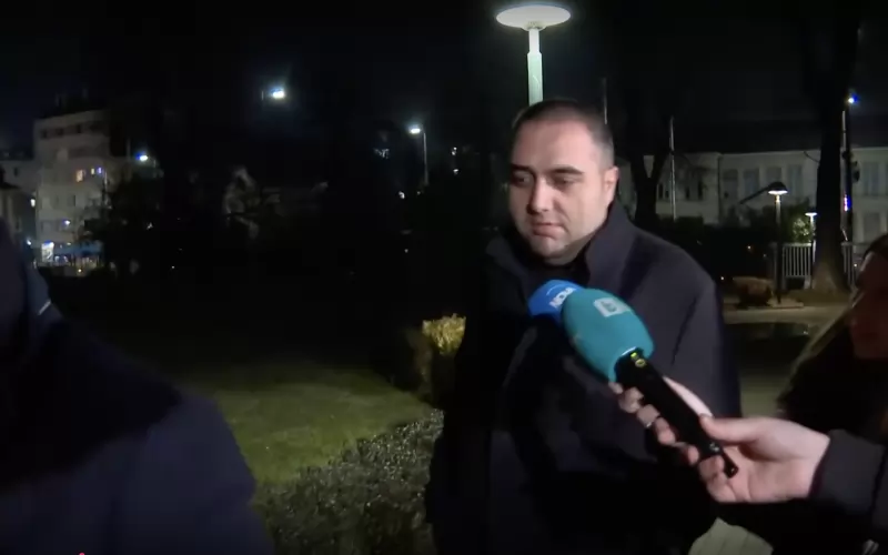 Директорът на 138-о Средно училище за западни и източни езици (СУЗИЕ) "Проф. Васил Златарски" Александър Евтимов на път към съдебната зала