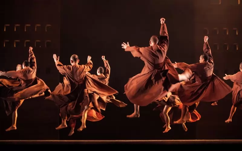 Спектакълът впечатлява не с пищни декори и ефекти, а с телесна дисциплина, увличащ ритъм и мощна вътрешна енергия.