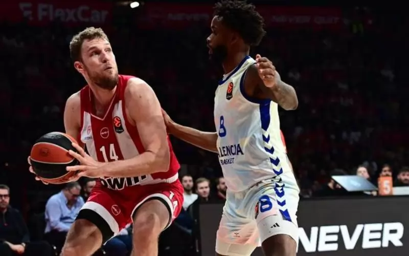 Везенков е пазен зорко от Жан Монтеро ("Валенсия Баскет") по време на мача в "Двореца на мира и приятелството"