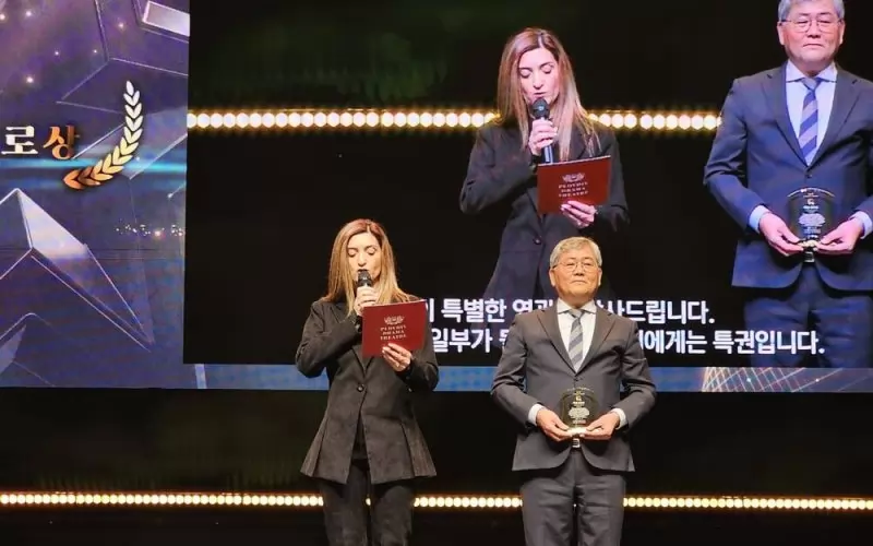 Директорът на "Драмата" в Пловдив Сюзанна Арутюнян-Василевска прие почетната награда в Arco Arts Theater в Сеул.